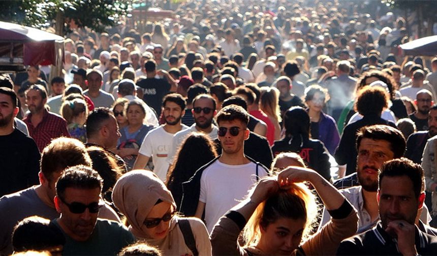 Mutsuz olduğunu beyan eden bireylerin oranı ise 2022 yılında yüzde 15,9 iken 2023 yılında 2,2 puan azalarak yüzde 13,7 olarak gerçekleşti.