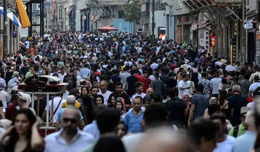 Kadınlar daha mutlu
Mutlu olduğunu beyan eden erkeklerin oranı, 2022 yılında yüzde 46,5 iken 2023 yılında yüzde 50,3 oldu. Kadınlarda ise bu oran, 2022 yılında yüzde 52,7 iken 2023 yılında yüzde 55,1 oldu.