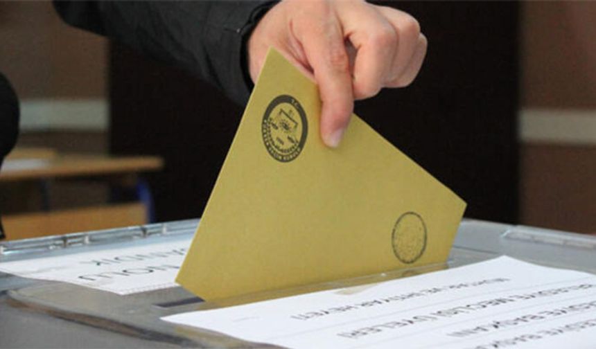 31 Mart’ta yapılacak yerel seçimlerde 30 büyükşehir belediyesi, 51 il belediyesi, 922 ilçe belediyesi başkanlıkları ile 50.508 muhtarlık (32.244 mahalle, 18.264 köy) için seçim yapılacak. Ayrıca belediye meclislerinde görev yapacak üyeler de belirlenecek. Belediye başkanları ile muhtar ve belediye meclis üyelerinin özlük hakları hem bu görevlere aday olanlarca hem de seçmenlerce merak ediliyor.