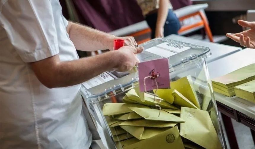 Habertürk'ten Ahmet Kıvanç'ın haberine göre belediye başkanlarının maaşları artık kanunla düzenleniyor ve görev yaptıkları yerin nüfusuna göre değişiyor. Maaşları memur maaş zamlarına bağlı olarak 6 ayda bir artıyor.