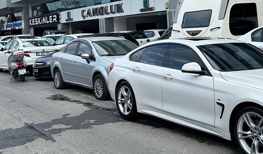 Pandemi dönemi boyunca otomobil sektörü, arz ve talep dengesizliği nedeniyle büyük dalgalanmalar yaşadı. Ancak şimdi, 2024 yılı itibarıyla bu sektörde büyük bir değişim yaşanıyor. Ticaret Bakanlığı tarafından alınan önlemler, kayıt dışı işlemleri sınırlarken, otomobil piyasasında dönüşüm başladı