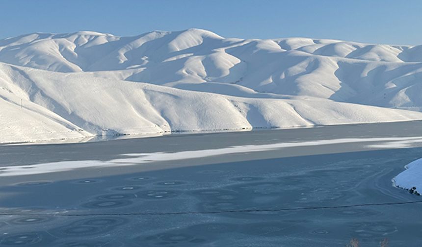 Yüksekova- Esendere kara yolu üzerinde 2019 yılında 2,5 kilometre alan üzerine kurulan yüksekliği 93, genişliği 374 metre olan Dilimli Barajı dondu. Dağlar arasında gökyüzündeki bulutların buza yansıdığı barajın manzarası kartpostallık görsel oluşturdu.
