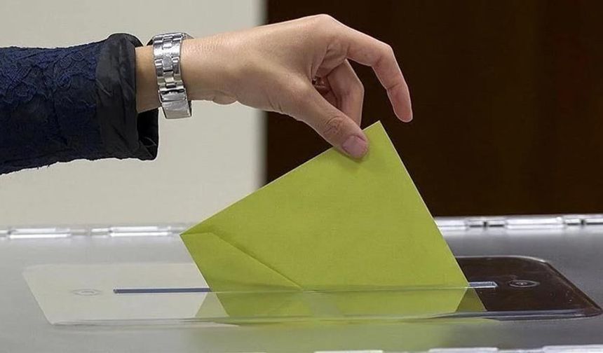  İstanbul'da seçim yarışı Ekrem İmamoğlu (CHP), Murat Kurum (AKP), Meral Danış Beştaş (DEM Parti), Mehmet Altınöz (YRP), Azmi Karamahmutoğlu (Zafer Partisi) ve Buğra Kavuncu (İYİP) arasında gerçekleşti.

Resmi olmayan kesin sonuçlara göre, Ekrem İmamoğlu %51.09, Murat Kurum %39.59, Mehmet Altınöz %2.60, Meral Danış Beştaş %2.11, Azmi Karamahmutoğlu %2.08, Buğra Kavuncu %0.63 oy aldı.