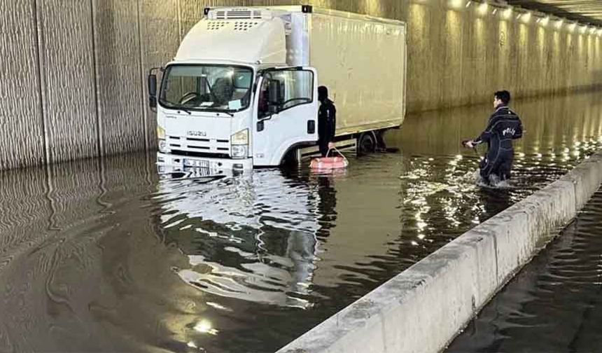 Sıcaklık değerlerinin Türkiye genelinin tamamında yükselmeye devam ettiğini ortaya koyan Mimar, Şehir ve Bölge Planlama Uzmanı Dr. Duygu Bütün tarafından hazırlanan kapsamlı raporda, kıyı kentlerde kış döneminde bile tropik geceler yaşandığına dikkat çekildi.