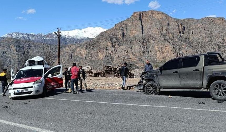 MHP seçim aracı Çukurca'da kaza yaptı
