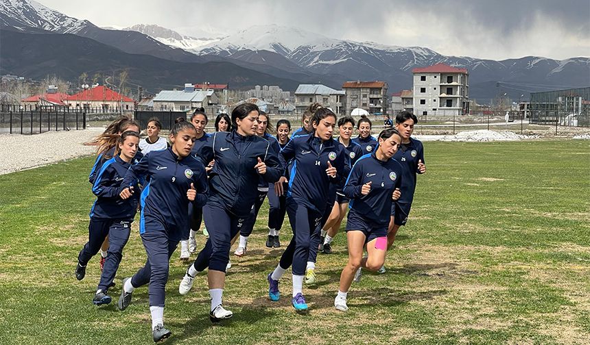 Sezon başından beri oynadığı futbol ile beğeni toplayan Yüksekova Belediye Spor, yarı final elemeleri için çalışmalarını sürdürüyor. 