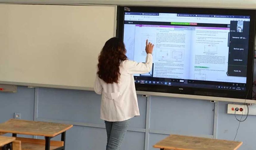 KISMİ ZAMANLI İŞLERDE KADIN İSTİDAMI DAHA FAZLA
Kadın çalışan sayısının, erkeklerden daha yüksek olduğu sektörler, "insan sağlığı ve sosyal hizmet faaliyetleri" ile "eğitim" oldu. Ayrıca kısmi zamanlı çalışma yapılan iş yerlerindeki kadın istihdamının, kısmi zamanlı çalışma yapılmayan iş yerlerine göre daha yüksek olduğu belirlendi.