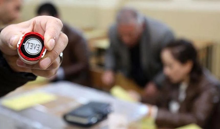 Balıkesir
2019'da AK Parti’nin yüzde 1,2 oy farkla İYİ Parti’nin önünde bitirdiği Balıkesir Büyükşehir Belediyesi’nde bu sefer CHP’nin adayı Ahmet Akın oyların yaklaşık yarısını aldı.
CHP ve AK Parti’nin adayları arasında yüzde 10’luk bir fark bulunuyor.