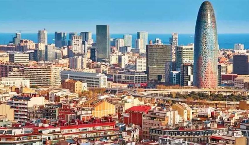 Rapor, Avrupa'da yaşanacak, ziyaret edilecek ve yatırım yapılacak en iyi 100 yeri belirlemek için nüfusu 500 binden fazla olan 180'den fazla şehri inceledi.
Londra üst üste ikinci kez listenin zirvesinde yer aldı. Türkiye'den de İstanbul da ilk 10’a girmeyi başardı.
