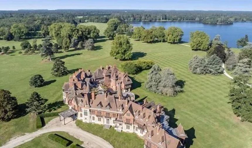 Fransa'nın başkenti Paris'in merkezine yaklaşık 40 kilometre mesafede yer alan Chateau d’Armainvilliers 425 milyon Euro'ya (14.8 milyar TL) satışa çıktı.
