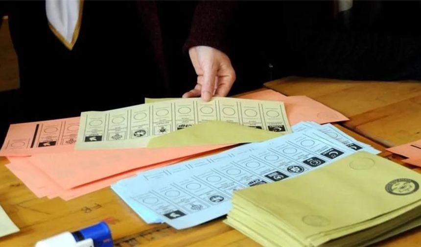 31 Mart'ta düzenlenen yerel seçimlerin ardından birçok il, ilçe ve beldede yeni belediye başkanları resmi olmayan sonuçlara göre belli oldu.
30 büyükşehir belediyesi, 51 il belediyesi, 922 ilçe belediyesi başkanlıkları ile 32.244 mahalle, ve 18.264 köy muhtarlığı için seçim yapıldı.
Seçimlerde 14'ü büyükşehir 35 belediye kazanan CHP, Türkiye genelinde en çok oyu alan parti olurken AK Parti 24 il belediyesi kazanarak ikinci oldu.
Seçimlerin ardından yeni belediye başkanlarının alacağı maaşlar da merak konusu oldu.