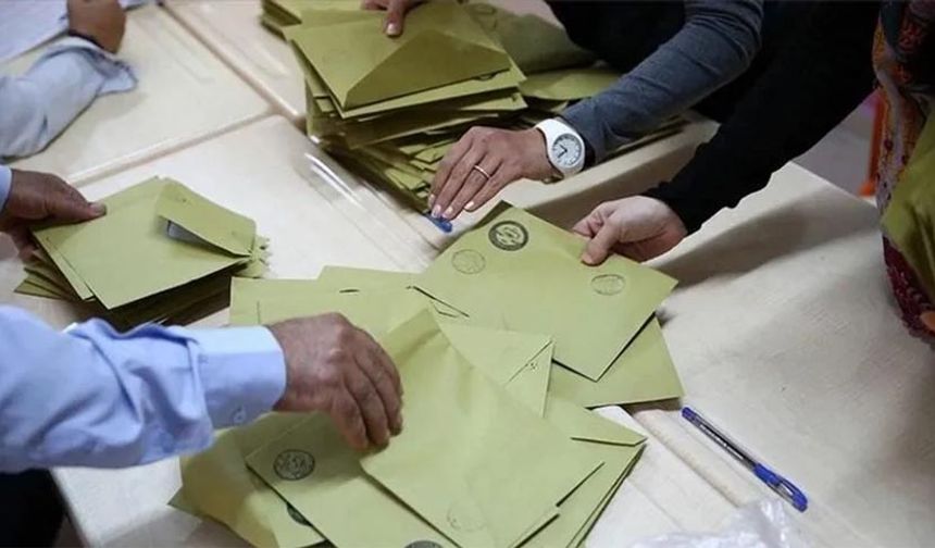 Habertürk'ten Ahmet Kıvanç'ın haberine göre belediye başkanlarının maaşları kanunla düzenleniyor ve görev yaptıkları yerin nüfusuna göre değişiyor. Maaşları memur maaş zamlarına bağlı olarak 6 ayda bir artıyor. Kanunda yer alan gösterge üzerinden hesaplanan brüt maaşlardan ilk olarak sosyal sigorta primi kesiliyor.
Kalan tutar üzerinden gelir vergisi ve damga vergisi alınıyor. 2024 yılında, prim kesintisinden sonraki kazançların 110 bin liraya kadarlık kısmından yüzde 15, 110 bin -230 bin lira arasındaki kısmından yüzde 20, 230 bin – 870 bin lira arasındaki kısmından yüzde 27, 875 bin – 3 milyon lira arasındaki kısmından yüzde 35 oranında gelir vergisi kesiliyor.
