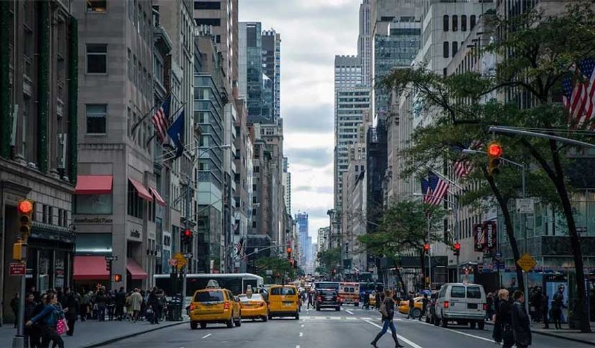 1. NEW YORK/ABD
Geçen yıldan bu yana dokuz yeni milyarderin de eklenmesiyle New York’ta artık 110 milyarder yaşıyor. En zengin milyarder, 106 milyar dolarlık mal varlığı ile Michael Bloomberg. Şehrin ikinci en zengini ise Koch Industries’in varisi Julia Koch. Koch’un mal varlığı, 64.3 milyar dolar.