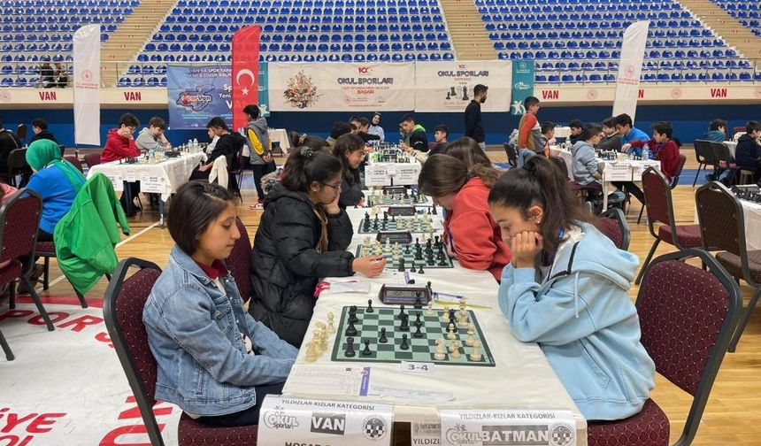 Van'da ödüllü satranç turnuvası son buldu