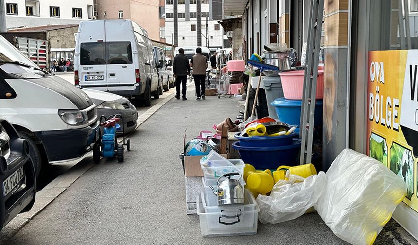 Kaldırım işgalinin birçok kez gündemdeki yerini koruması, akıllara ‘Yüksekova’da kaldırımlar esnafın insafına mı bırakıldı?’ sorusunu getiriyor.