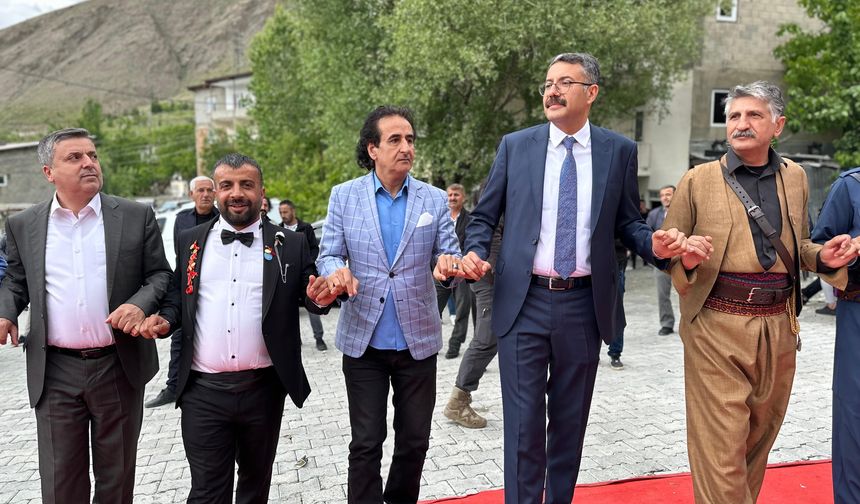 Düğüne Hakkari Valisi Ali Çelik, Esendere Belde Belediyesi Başkanı Dırbaz Büyüksu, DHA Van bölge Müdürü Feyat Erdemir, Yüksekova Esnaf ve sanatkarlar Odası Başkanı Vedat Çoğaç, siyasi parti temsilcileri, kurum amirleri, basın mensupları, belediye çalışanları ve binlerce vatandaş katıldı.