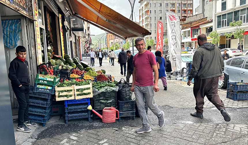 Gelen tepkiler üzerine geçtiğimiz günlerde Yüksekova Belediyesi Eş Başkanları Zabıta Müdürlüğü eşliğinde esnafı tek tek ziyaret ederek uyarılarda bulunsa da kaldırım işgalinin önü alınamıyor.