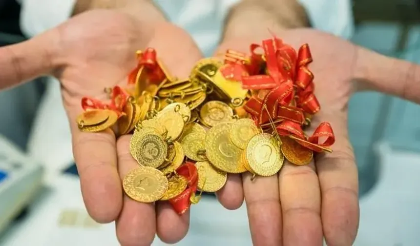 Altın fiyatları, ABD Merkez Bankası (Fed) tutanaklarının ardından üst üste üçüncü işlem gününde de geriledi.
Ons altın, yüzde 0,35 düşüşle 2.370 dolar civarına geriledi.