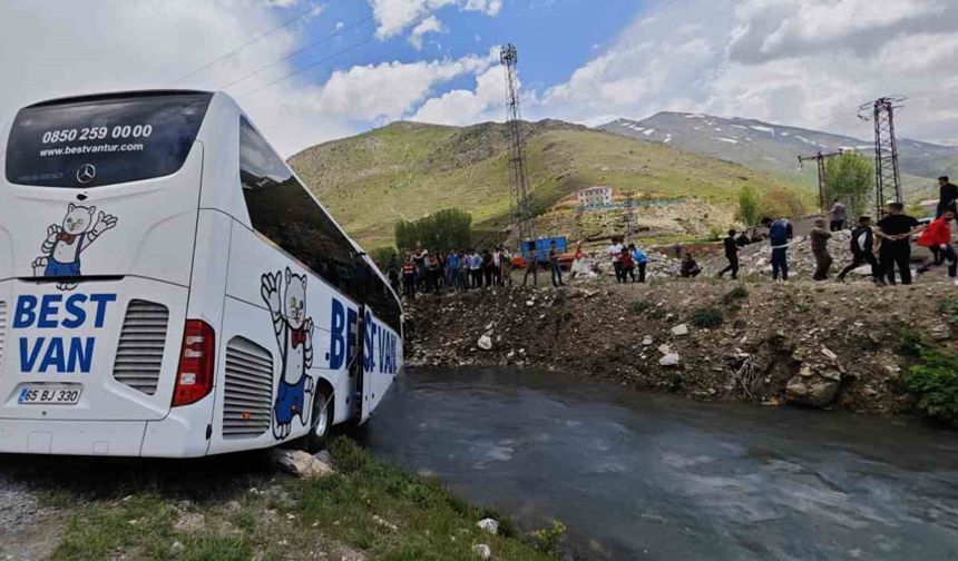 Tatvan'da yolcu otobüsü dereye yuvarlandı: 5 yaralı
