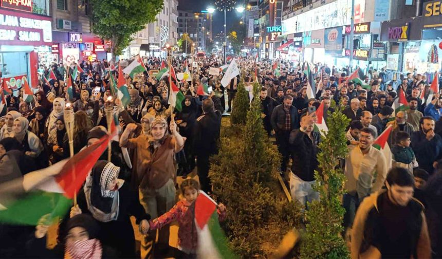 Van’da Filistin için meşaleli yürüyüş yapıldı