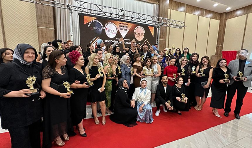 Hakkâri’nin Yüksekova ilçesinde 40 ilden gelen güzellik uzmanı ve kuaförler için Yüksekova Esnaf ve Sanatkarlar Odası (YESO) ve Yüksekova Usta Öğreticiler Derneği’nin işbirliğinde ve Nokta Kozmetik Firması sahibi Hüseyin Yüksel’in öncülüğünde ödül töreni düzenlendi.