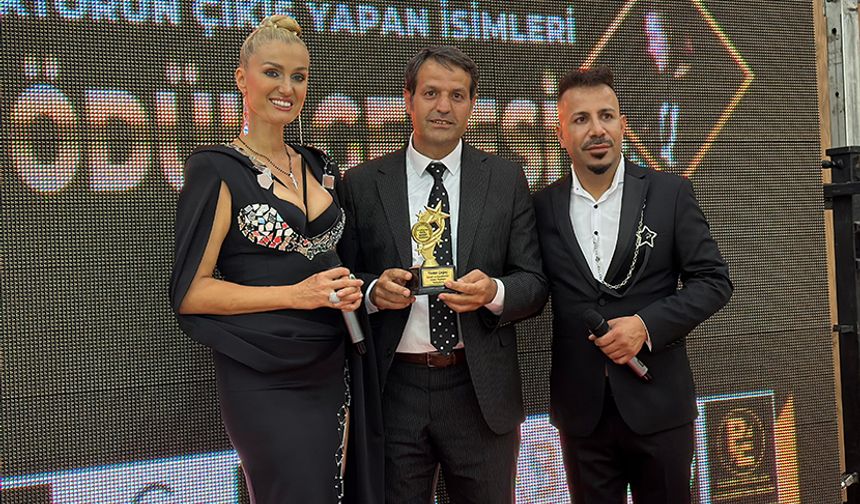 İlçenin İpekyolu Caddesi üzerinde bulunan DoubleTree By Hilton otelinde düzenlenen törenin sunuculuğunu ünlü sunucu Tuğba Özay ve DJ Uğurcan yaptı.