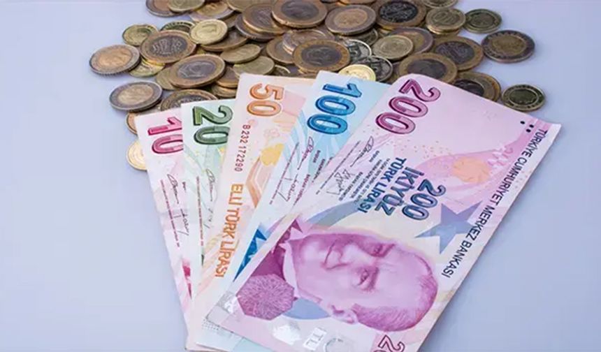 Asgari ücrete ara zam meselesi toplumsal bir sorun olmaya doğru ilerliyor. Yaşanan enflasyon karşısında asgari ücretlinin almış olduğu yıllık zam erirken daha Haziran ayında asgari ücret açlık sınırının altına indi.
Büyük bir geçim sıkıntısı yaşanmaya başlanırken yılın geri kalanının zamsız geçilmesi halinde asgari ücretliler için son 50 yılın en zor dönemi yaşanacak.