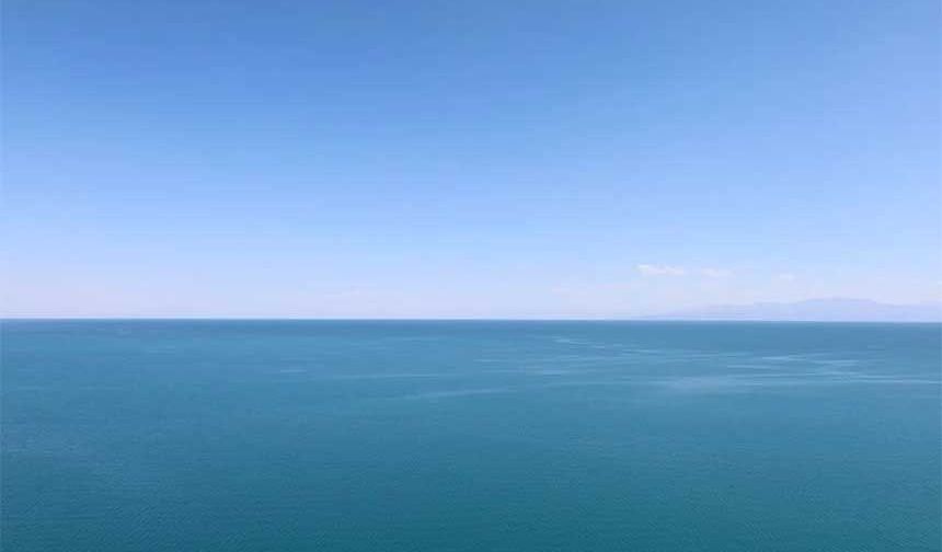 VAN GÖLÜ
Van’a tarihi ve turistik değer katan en önemli unsurlardan biri Van Gölü’dür. Vanlıların ‘deniz’ demekte haksız olmadığı gölün yüzölçümü 3.713 kilometrekaredir. Nitekim, gölün haritada kapladığı alan, Kocaeli, Iğdır, Bayburt, Bartın, Düzce, Kilis, Osmaniye, Zonguldak ve Yalova illerinden daha büyüktür. Urartuların, “Yüksekteki Deniz” de dediği Van Gölü, deniz seviyesinden 1600 metre yüksekliktedir.
Van Gölü’nün rengi, onu seyredenlere doyumsuz bir haz yaşatır. Yaşar Kemal, Van Gölü’nün maviliğini şöyle tanımlamıştır: “Dünyada hiçbir göl, hiçbir deniz, hiçbir su Van Gölü’nün maviliğinde olamaz. Masmavi… Deli eden bir mavilik. Ne gökyüzünde vardır öyle bir mavi, ne de başka bir yerde. Bir tek mavi uyar bu maviye: Diyarbakır ovasındaki çiçeklerin mavisi. Bir de bir camı kırıp kesitine bakın, işte o mavi."