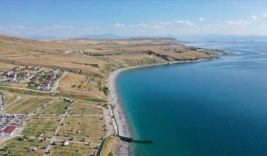 MAVİ BAYRAKLI PLAJ
Türkiye’de denize kıyısı olmadığı halde Mavi Bayraklı Plajın bulunduğu tek şehir Van’dır. Tuşba ilçesinin Mollakasım Mahallesi’nde bulunan Mavi Bayraklı Plaj, temizliği ve güvenliğiyle öne çıkar. Göl kıyısında serinlemek ve güneşlenmek isteyenler için ideal bir mekandır. Mavi Bayrak ödülü, plajın su kalitesinin ve çevresel yönetiminin ne kadar iyi olduğunu gösterir.