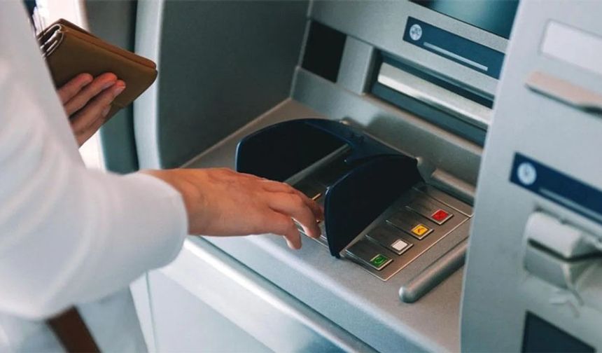 Bankalar ATM'lerden nakit çekim limitlerinde güncellemeye gitti.
Kurban Bayramı'nın sona ermesiyle birlikte 15 banka, limit artırımına giderek günlük para çekme tutarının 20 bin TL'ye kadar yükseltildiğini belirtti.
Yeni uygulamayla beraber müşteriler banka şubelerine gitmeden daha yüksek tutarda para çekimi yapılabilecek.
