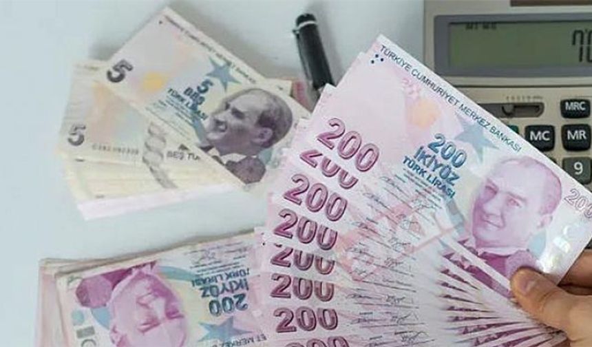MAYIS AYI ENFLASYON RAKAMLARI BELLİ OLDU

Türkiye İstatistik Kurumu TÜİK, Mayıs ayı enflasyon rakamlarını açıkladı. Buna göre TÜFE Mayıs ayında aylık bazda yüzde 3,37 arttı. Yıllık bazda ise oran yüzde 75,45 oldu. Ekonomi yönetiminin yıl başından bu yana işaret ettiği dezenflasyon sürecinin bu aydan itibaren başlaması bekleniyor.

Böylece emekli ve memur zammının kesinleşmesine sadece 1 veri kaldı. 3 Temmuz Çarşamba günü Haziran ayı enflasyonunun duyurulması ile 16 milyon emekli, 4 milyon memur refah payı ve seyyanen zam olmadan yeni maaşlarını öğrenmiş olacak.

