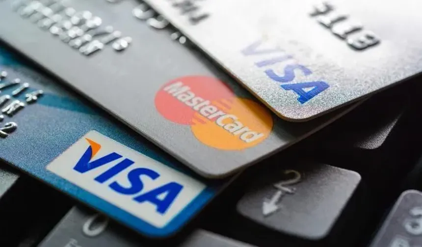 Geçen yıl mayıs sonunda Merkez Bankası verilerine göre 13 haftalık yıllıklandırılmış toplam kredi kartı büyüme hızı yüzde 258,34 seviyesindeydi. Bireysel kredi kartlarında büyüme yüzde 273,14 iken kurumsal kredi kartı büyüme hızı yüzde 228,86 olarak gerçekleşti. Kredi kartlarında üç katını aşan büyüme hızları haziranda başlayan politika faizi artırımlarıyla birlikte yüzde 200'ün altına geriledi, Kasım 2023'te yüzde 66,42'ye kadar indi.