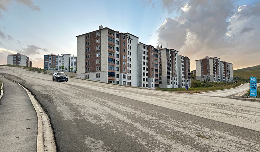 Ev sahipleri kiranın düşüklüğünden kiracılar ise pahalılığından yakınıyor. Tabi hal böyle olunca tarafların anlaşması bir kira miktarı üzerinde uzlaşması mümkün olmuyor. Arabuluculuk kurumu giderek ev sahibi kiracı ilişkilerinde daha fazla yer tutmaya başladı.
