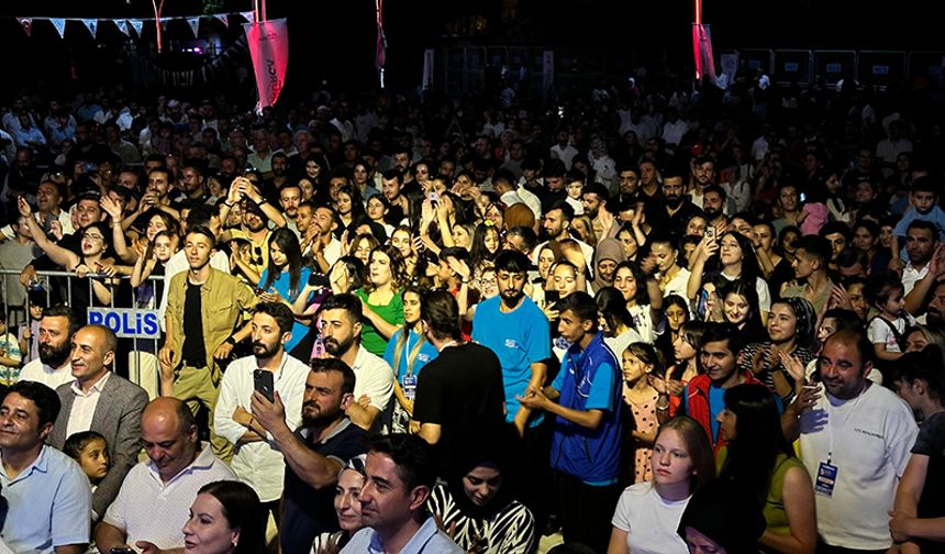Vatandaşlar üst aramasından geçirerek konser alanına alındı.