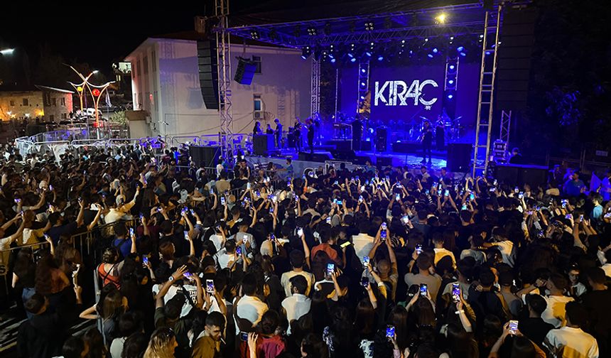 Hakkari’nin Çukurca ilçesinde Valilik ve kaymakamlığın organizesi kapsamında şarkıcı Kıraç konser verdi. Kıraç, sevilen şarkılarını hayranları ile birlikte seslendirdi.