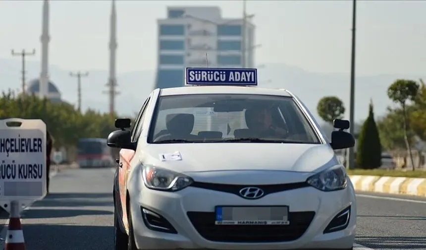 Engelli kursiyerler, kendisine ait veya temin edeceği, standartlara ve engel durumuna uygun başka bir araç ile eğitim alarak sınavlara girebilecek.