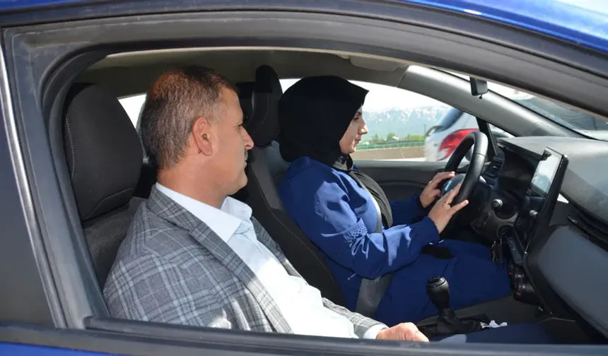 Milli Eğitim Bakanlığınca hazırlanan yönetmeliğe göre, direksiyon eğitimi dersi sınavları, il veya ilçe Milli Eğitim Müdürlüklerinin belirlediği ve ilgili mevzuata göre onay alınmış 2 farklı rotanın bulunduğu güzergahta yapılacak.