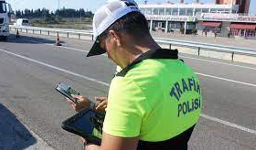 Trafik Ceza Tutarları Ne Kadar?
2024 yılında trafik kurallarına uyulmaması durumunda karşılaşılacak trafik cezaları şöyledir: