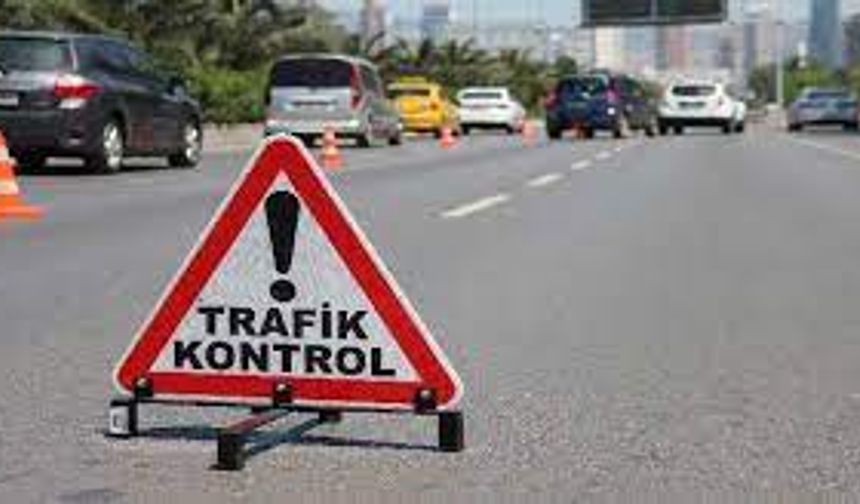 2024 Trafik Cezaları
Her bir kural ihlali için farklı trafik cezası vardır. Trafik cezası tutarları, ihlal edilen kuralın tehlikesine göre değişiklik gösterir. Özellikle trafikteki diğer sürücülerin ve yayaların hayatını tehlikeye atabilecek kural ihlalleri, çok yüksek tutarlarla cezalandırılır. Cezaların ödenmemesi ise çeşitli problemleri beraberinde getirir.