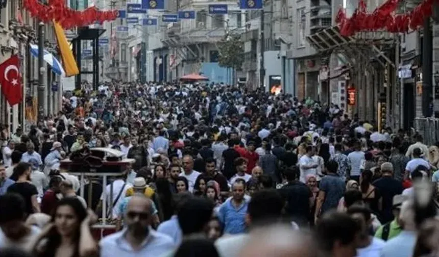 Bazı ilçeler nüfus bakımından ise doğrudan il merkezlerinden kalabalık. Hal böyle olunca da ilçelerin il olma statüsü tartışma konusu oluyor. 1989 yılında çıkarlan kanun kapsamında ilçelerin il olma statüleri belirlenirken ilgili karar Resmi Gazete’de yayımlanarak da yürürlüğe giriyor. Peki hangi ilçeler il olmaya aday