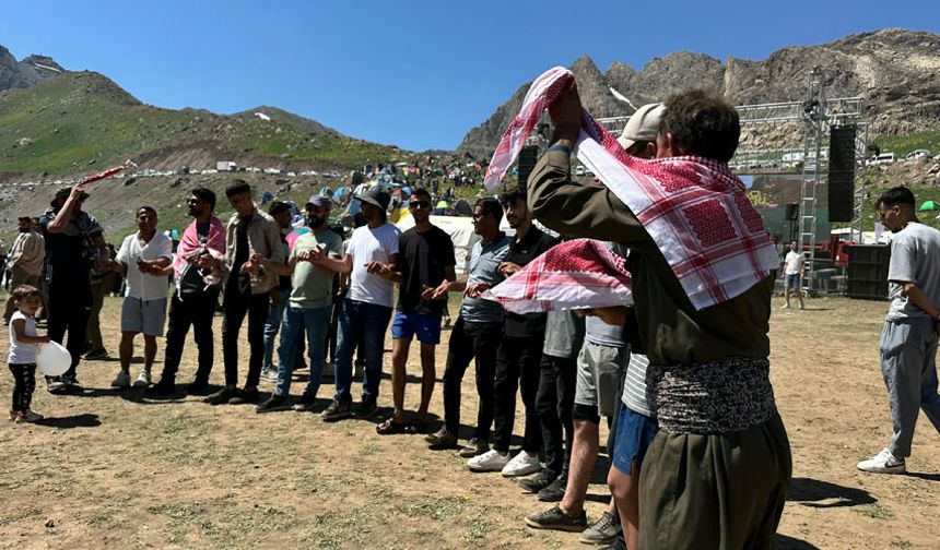 Rafting, kano, bisiklet yarışı, doğa yürüyüşü, yamaç paraşütü, tırmanış, kayak, snowboard ve flyboard gibi etkinliklerin yapıldığı festivale katılanlar, bölgenin eşsiz manzarasında doğayla iç içe zaman geçirme fırsatı buldu.