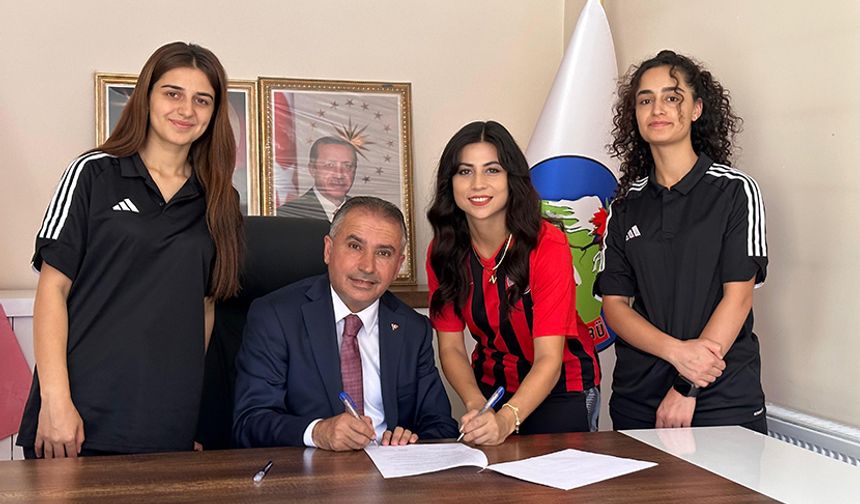 Kadınlar 1.Lig'inde mücadele eden Yüksekova Kadın Futbol takımı Bajar iş merkezindeki ofislerinde 20 futbolcusunun sözleşmelerini yeniledi.