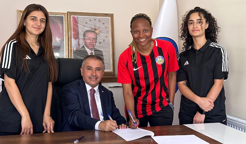 Törene Yüksekova Kadın Futbol takımı Kulübü Başkanı Fevzi Yıldırım, Yüksekova Kadın Futbol Takımı antrenör ile Teknik Direktörü, Kübra Şen ile yönetici Gülistan Duman ve yönetim kurulu üyeleri katıldı.