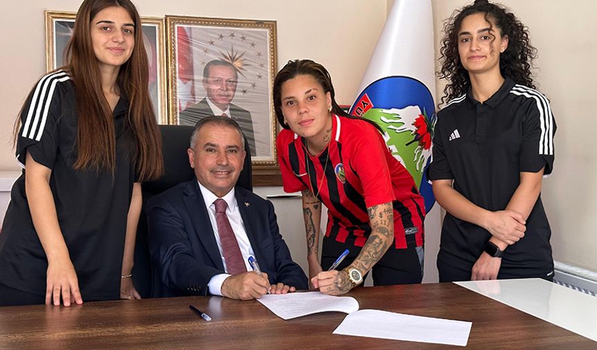 Yüksekova Kadın Futbol takım bu sene 3’ü yabancı 12 yeni transferiyle 1’inci ligde şampiyonluk için mücadele edecek.