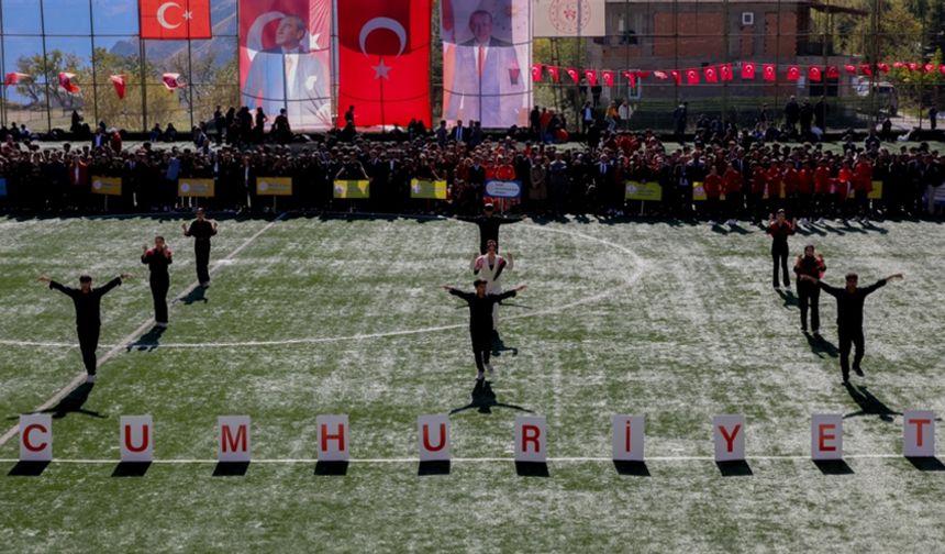 Hakkari ve ilçelerinde 29 Ekim Cumhuriyet Bayramı çeşitli etkinliklerle kutlandı