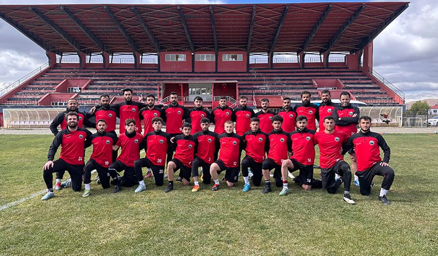 Hakkâri futbol amatör liginde mücadele eden Yüksekova Belediyespor erkek futbol takımı cuma (yarın) günü Van İpekyolu Belediyespor ile hazırlık maçına çıkmaya hazırlanıyor.
