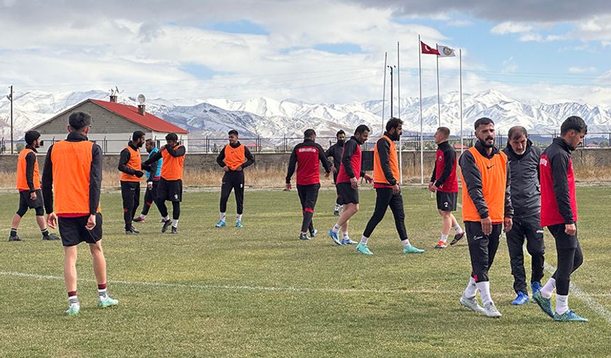 Yarın saat 12.30’da hazırlık maçında sahadan galip ayrılmak isteyen siyah-kırmızılılar Antalya’dan ve Ağrı’dan yeni transfer ettikleri kaleci Servet Güneş ve stoper İbrahim Özdemir’de yer alacak.