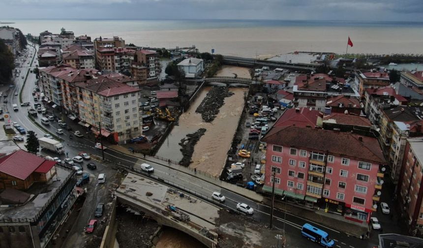 Rize’de yoğun yağışın ardından derelerin getirdiği çamur denizin rengini değiştirdi