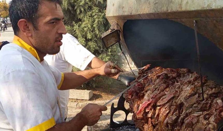 Ciğer kenti Diyarbakır’da cağ kebabı ustası ve lisanslı arıcı, fuarda ürünlerini sergiledi