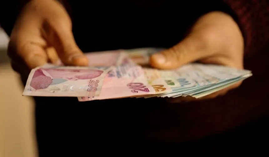 MERKEZ BANKASI ENFLASYON BEKLENTİLERİ
Türkiye Cumhuriyet Merkez Bankası (TCMB) tarafından yayımlanan Piyasa Katılımcıları Anketi'ne göre, Tüketici Fiyat Endeksi'nin (TÜFE) yıl sonu artış beklentisi %45,28'e yükseldi. Bu oran, enflasyon kaynaklı maaş düzenlemeleri için önemli bir referans oluşturuyor.